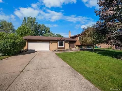 48325 Mallard Dr, Chesterfield, MI 48047