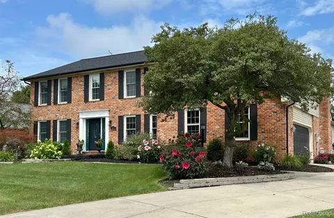 1521 Kings Carriage Rd, Grand Blanc, MI 48439