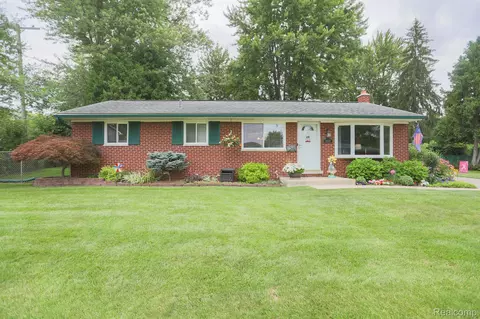 36221 Pamala Dr, Clinton Township, MI 48035