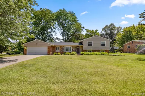 6511 Timber Ridge Dr, Bloomfield Hills, MI 48301