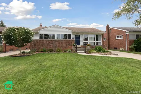 33221 Barton St, Garden City, MI 48135