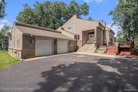 7257 Ellingrove Dr, White Lake, MI 48383