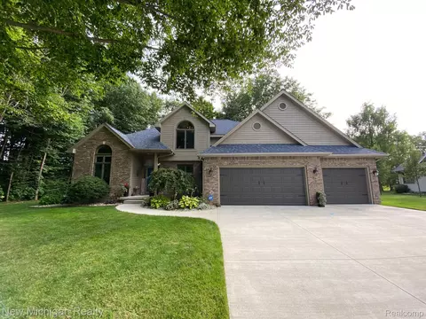 7045 Woods West Dr, Clayton, MI 48433
