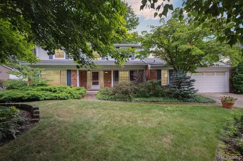 29860 Club House Ln, Farmington Hills, MI 48334