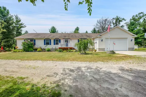 807 Wilderness Dr, Moffatt, MI 48610