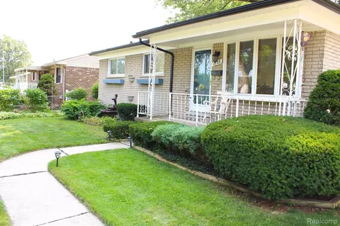 1125 Gilman St, Garden City, MI 48135