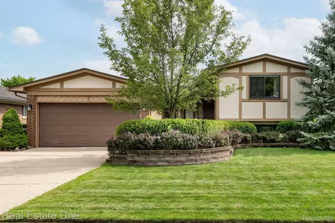 4706 Admiral Dr, Sterling Heights, MI 48310