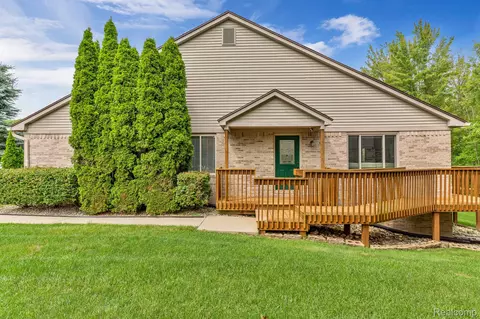 1071 Old Leake, Holly, MI 48442