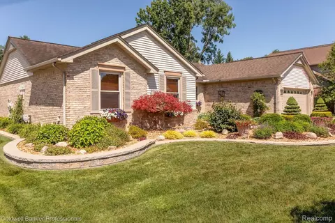 19263 Gill Rd, Livonia, MI 48152