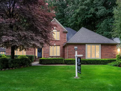 2120 Oakwood Dr, Troy, MI 48085