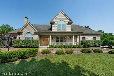 617 Foxwood Trl, Rochester, MI 48306