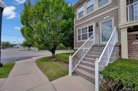 101 Emerald Chase Dr, Lake Orion, MI 48362
