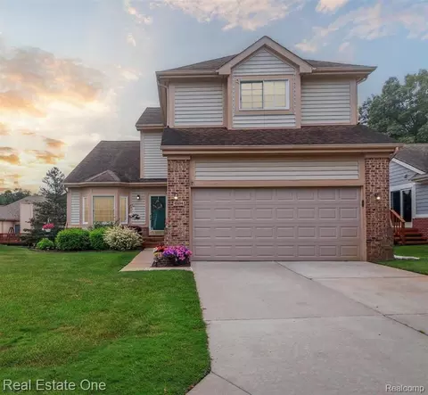 41694 Kenilworth Ln, Novi, MI 48377