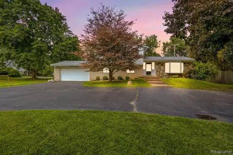 8740 Wise Rd, Commerce, MI 48382