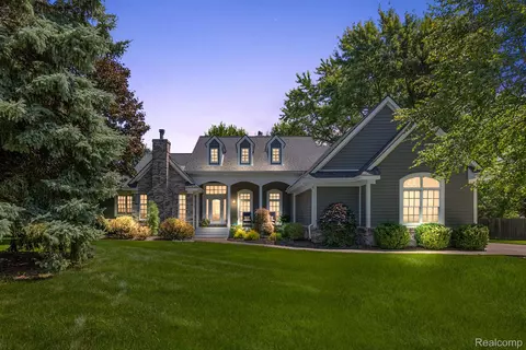 733 Longford Dr, Rochester Hills, MI 48309