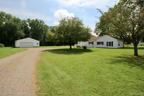 8900 Round Lake Rd, Victor, MI 48848