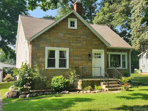 664 Detroit St, Howell, MI 48843