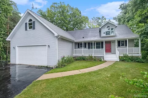 13599 S Horrell Rd, Fenton, MI 48430