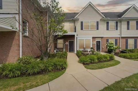 1012 Shiawassee Cir, Howell, MI 48843
