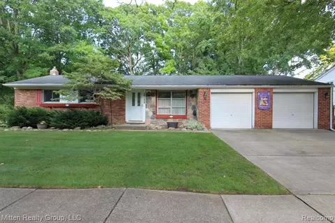 2711 Red Arrow Dr, Commerce Twp, MI 48382
