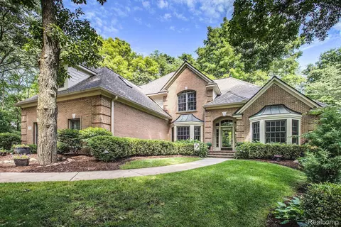 5259 Pinewood Dr, Genoa, MI 48116