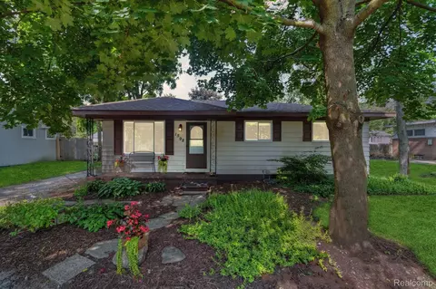 1598 Bawtree St, West Bloomfield, MI 48324