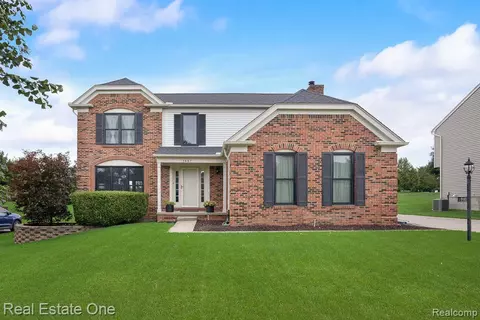1687 Grandview Dr, Rochester Hills, MI 48306