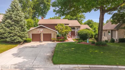 30342 Fox Club Dr, Farmington Hills, MI 48331