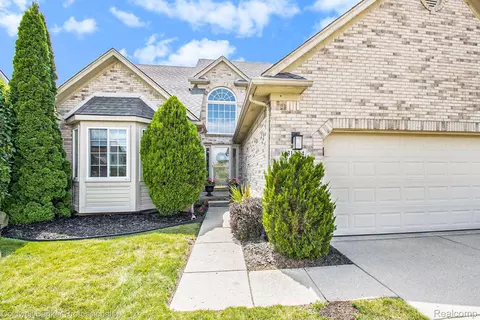 31234 Day Lily Dr, Brownstown, MI 48173