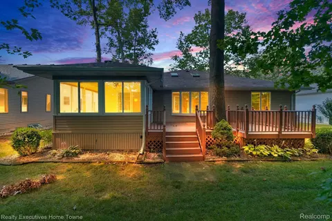 3884 Oak Hills Cir, Port Huron, MI 48060