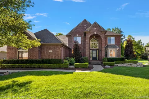 49673 Shelby Creek Dr, Shelby Township, MI 48317