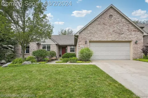 6131 Foxfire Cir, Clarkston, MI 48346