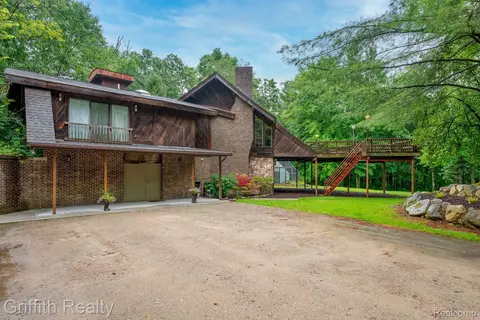 11600 Kerns Way, Fenton, MI 48430