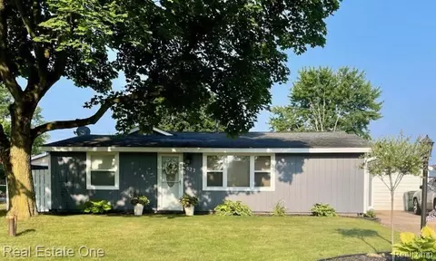 822 Pine Tree Rd, Orion, MI 48362