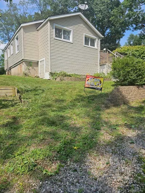4095 Woodcroft St, White Lake, MI 48383