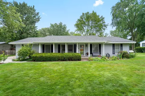 640 Reynolds Dr, Waterford, MI 48328