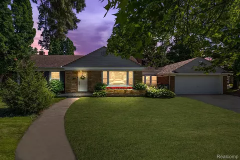 3906 Parkview Dr, Royal Oak, MI 48073