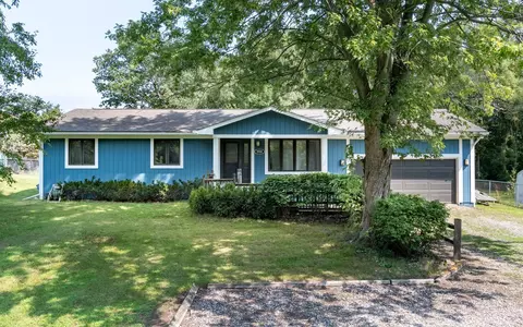 9904 Cedar Island Rd, White Lake, MI 48386