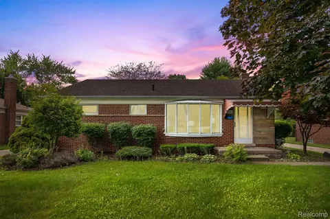 696 Harrington St, Mount Clemens, MI 48043
