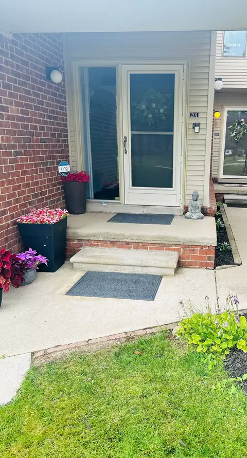 6680 Ridgefield Cir #201, West Bloomfield, MI 48322
