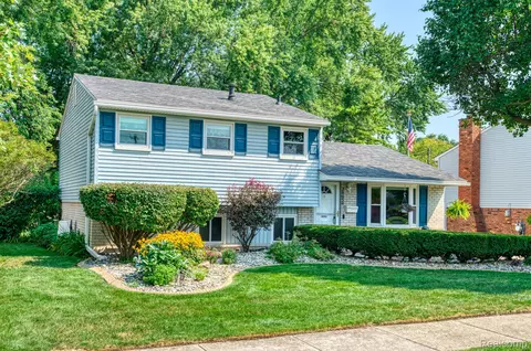 28658 Buckingham St, Livonia, MI 48154