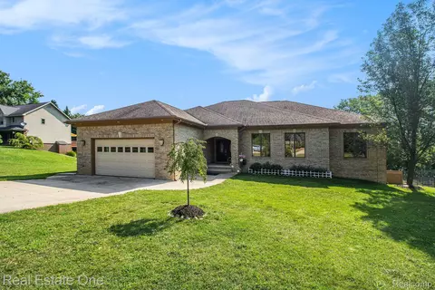 6020 Trillium Trl, White Lake, MI 48383