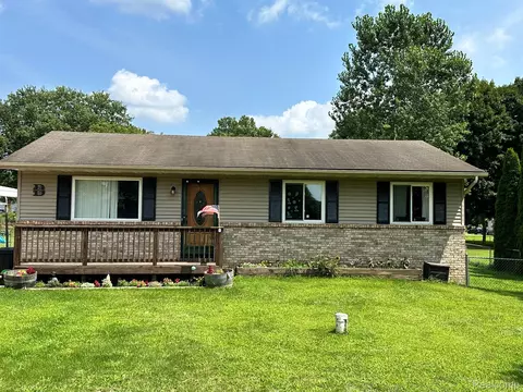 4400 Huckleberry Cir, Deerfield, MI 48421
