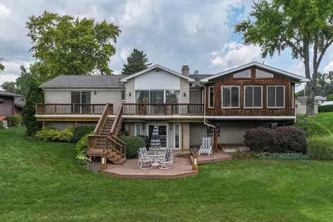 1375 Blue Water Dr, Fenton, MI 48430