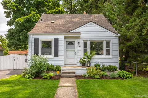 1741 Lakeland Ave, Sylvan Lake, MI 48320