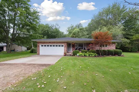 21610 Otter Rd, Belleville, MI 48111