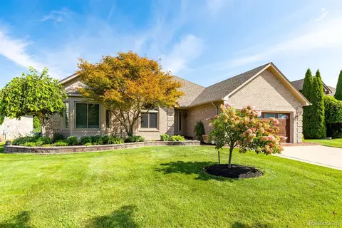 21537 Mackenzie Dr N, Macomb, MI 48044
