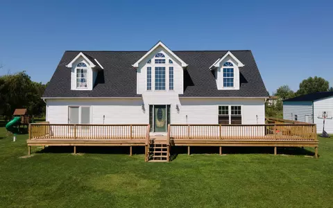 6066 Marsh Rd, Cottrellville, MI 48039