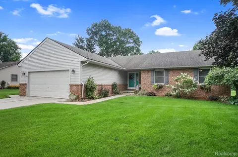 59525 Sunridge Dr, Lyon, MI 48165