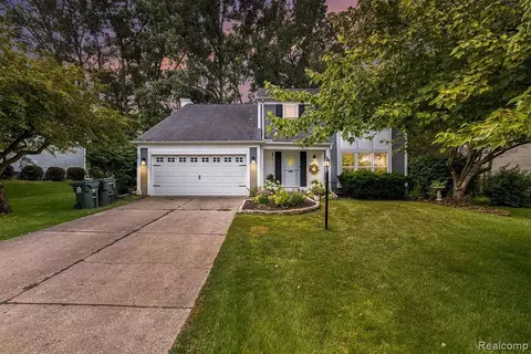 2624 Orbit Dr, Lake Orion, MI 48360